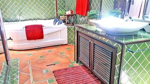 Shower, hair dryer, towels, soap - Amazing Thai style in tropical atmosphere, 3 bedrooms and up to 9 guests (Pattaya)