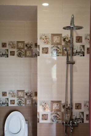 Een haardroger, handdoeken