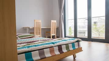 3 bedrooms, iron/ironing board, internet, bed sheets