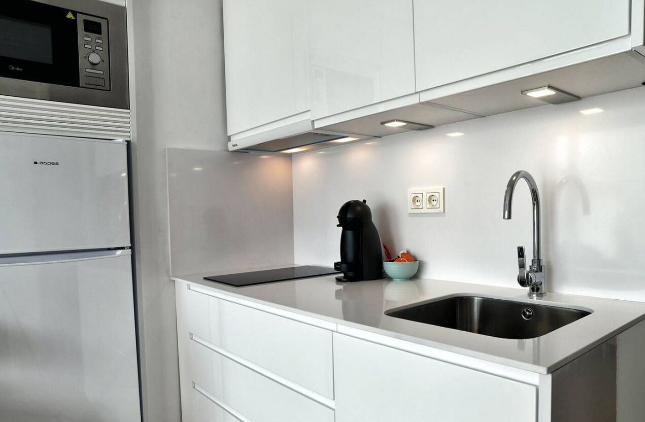 Kühlschrank, Mikrowelle, Herdplatte, Wasserkocher mit Kaffee-/Teezubehör