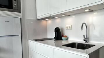 Refrigerador, microondas, parrilla de estufa y cafetera y tetera