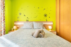 1 habitación, escritorio, tabla de planchar con plancha y cuna de viaje 