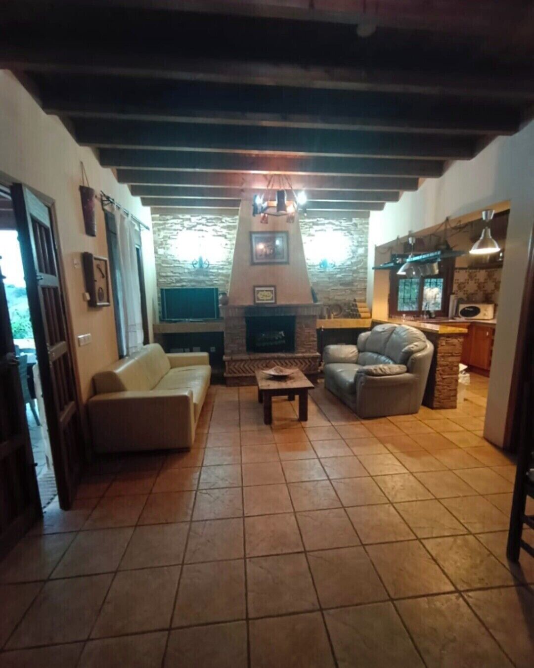 智能電視、壁爐、足球機、書籍