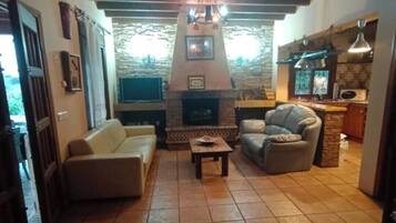 TV connectée, cheminée, baby-foot, livres