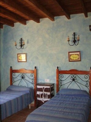 4 عدّة غرف نوم ومكتب ومكواة/لوح كي وسرير سفر