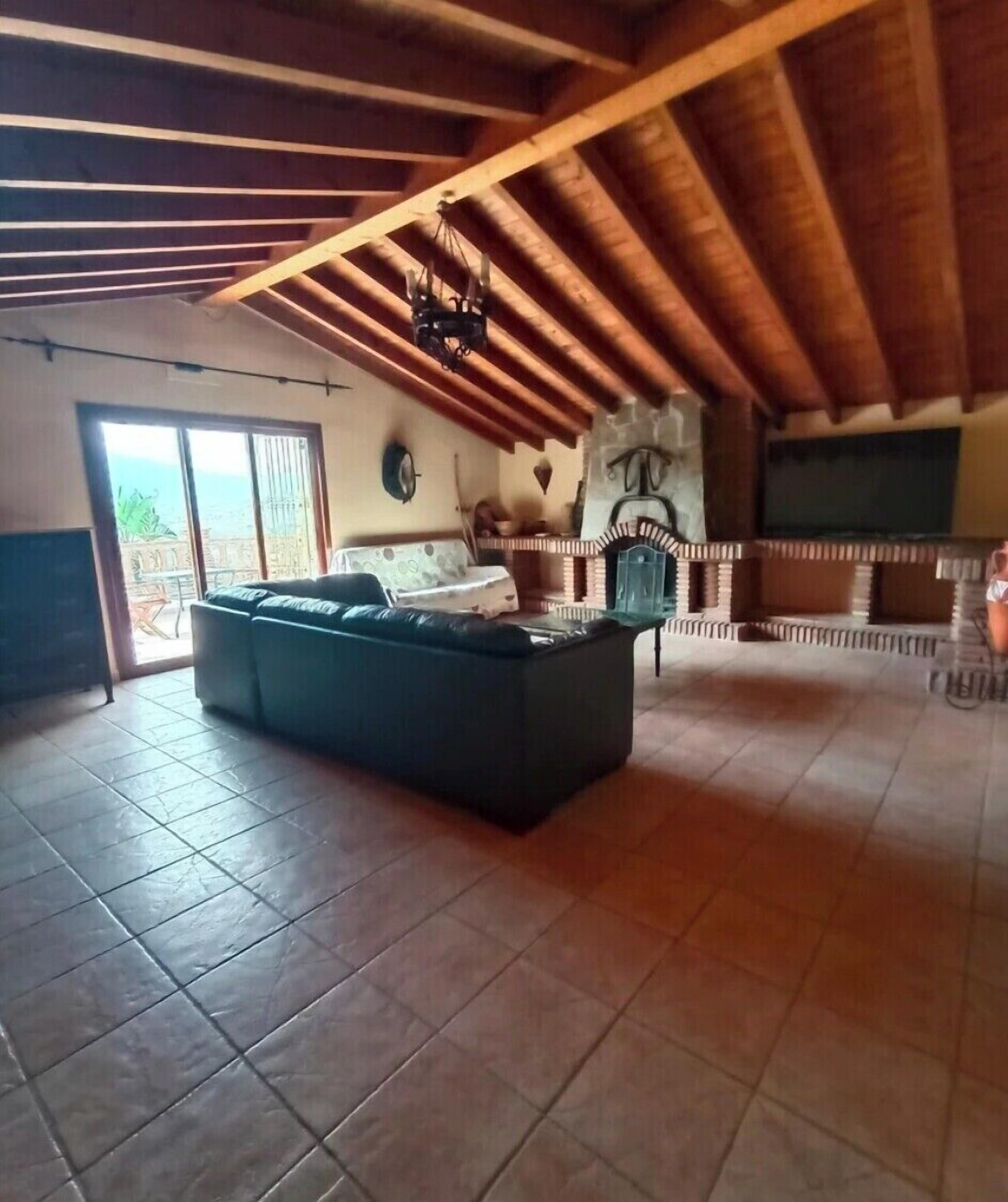 Smart TV, chimenea, futbolito y libros 