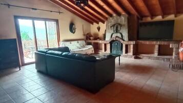 Smart TV, chimenea, futbolito y libros