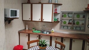 Geladeira, micro-ondas, cooktop, cafeteira/chaleira