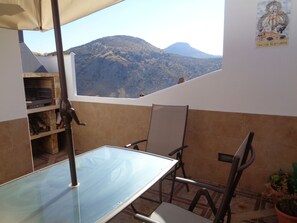 Outdoor dining - Beautiful and luxurious house to rest and relax. (Colomera, Granada)