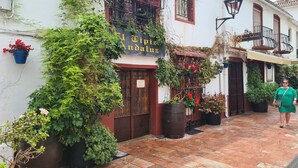 Un edificio tradicional con un letrero que dice "El Tipico Andaluz".