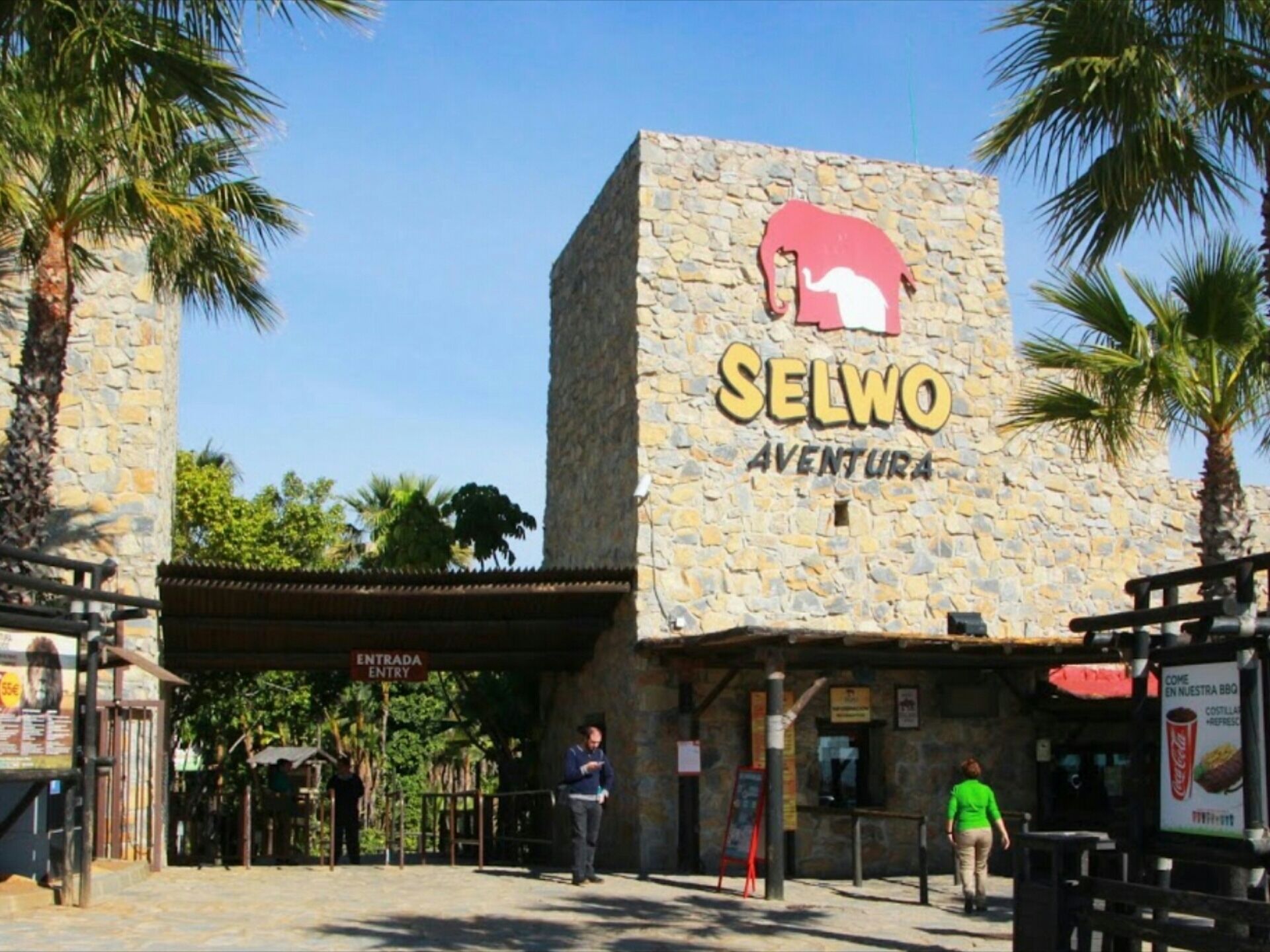 A stone building with a sign reading "Selwo Aventura" and a red elephant logo.