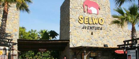 A stone building with a sign reading "Selwo Aventura" and a red elephant logo.
