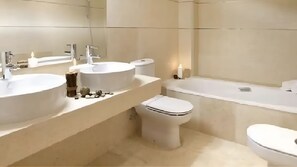 Duschwanne, Haartrockner, Bidet, Handtücher