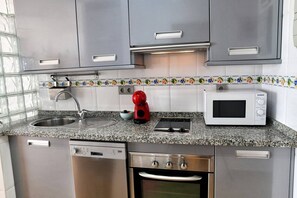 Frigorífico, microondas, horno y placa de cocina