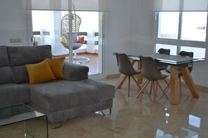 Een televisie en een open haard