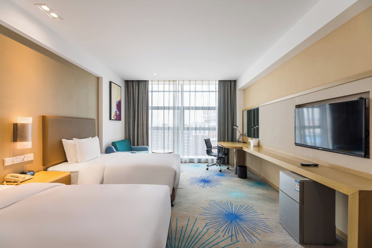 Standard Room, 2 Twin Beds | Minibar, in-room safe, desk, blackout drapes