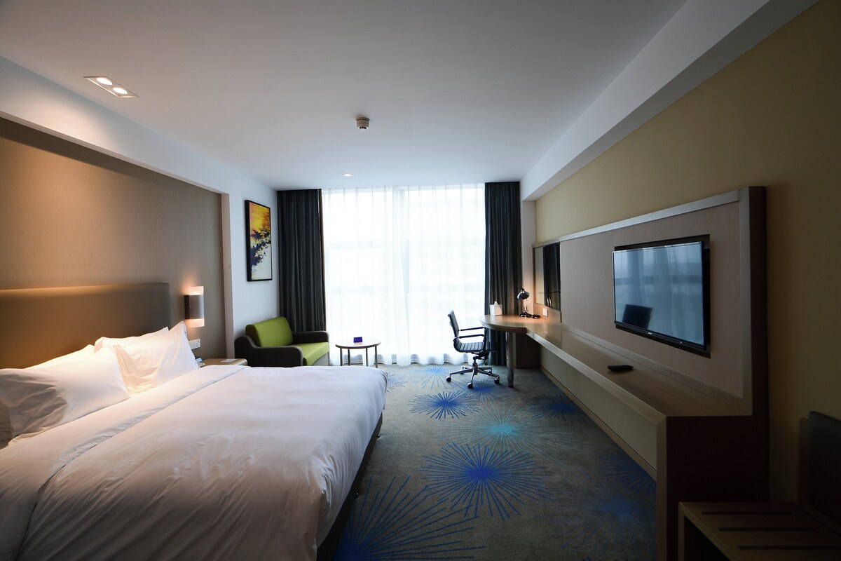 Minibar, in-room safe, desk, blackout drapes