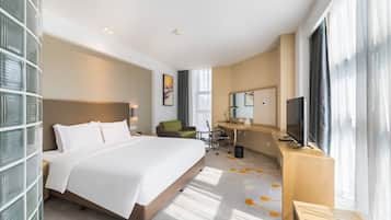 Standard Room, 1 King Bed | Minibar, in-room safe, desk, blackout drapes