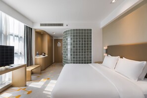 Minibar, in-room safe, desk, blackout drapes - Holiday Inn Express Liuyang Development Zone by IHG (Changsha)