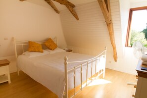 4 bedrooms, iron/ironing board, travel cot, free WiFi - Beautiful House with Pool & Spring, 15 Mins from Airport, 10 Mins Bergerac Town (Laveyssière)