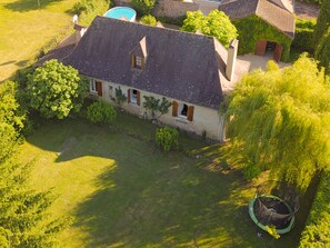 Exterior - Beautiful House with Pool & Spring, 15 Mins from Airport, 10 Mins Bergerac Town (Laveyssière)