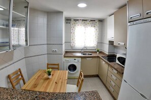 Réfrigérateur, micro-ondes, plaque de cuisson, cafetière/bouilloire