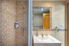 Shower, hair dryer, bidet, towels