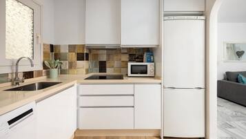 Réfrigérateur, micro-ondes, plaque de cuisson, cafetière/bouilloire