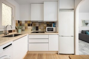 Fridge, microwave, stovetop, coffee/tea maker