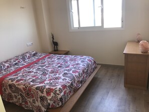 3 chambres, fer et planche à repasser, Wi-Fi, draps fournis