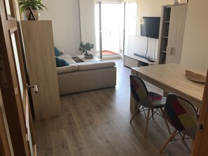 Réfrigérateur, micro-ondes, plaque de cuisson, cafetière/bouilloire