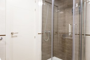 Een douche, een haardroger, een bidet, handdoeken