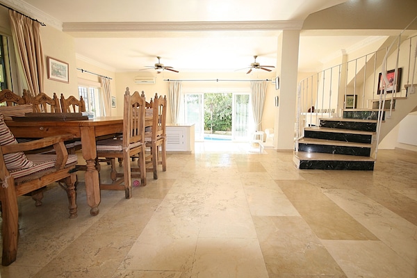 Dinning area leading into the lounge