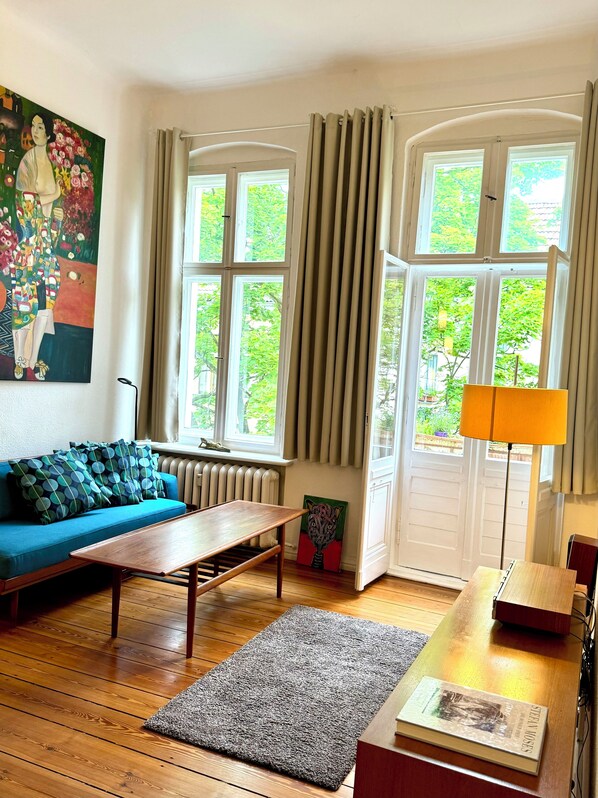 Smart TV, DVD player, books, video library - Central, quiet, bright and cozy, in 10 minutes by car to the hotspots (Berlin)