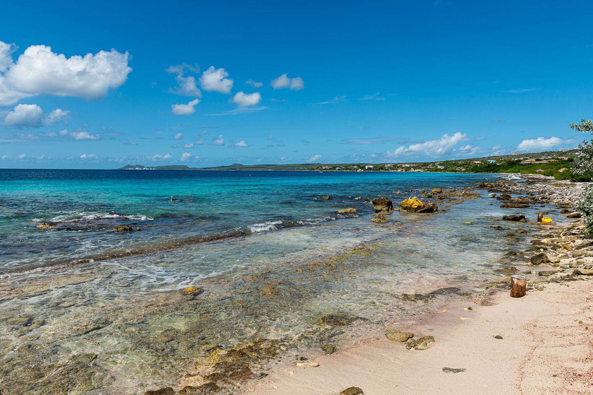 På stranden, solsenger og strandhåndklær
