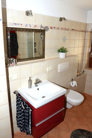Douche, sèche-cheveux, serviettes fournies, savon