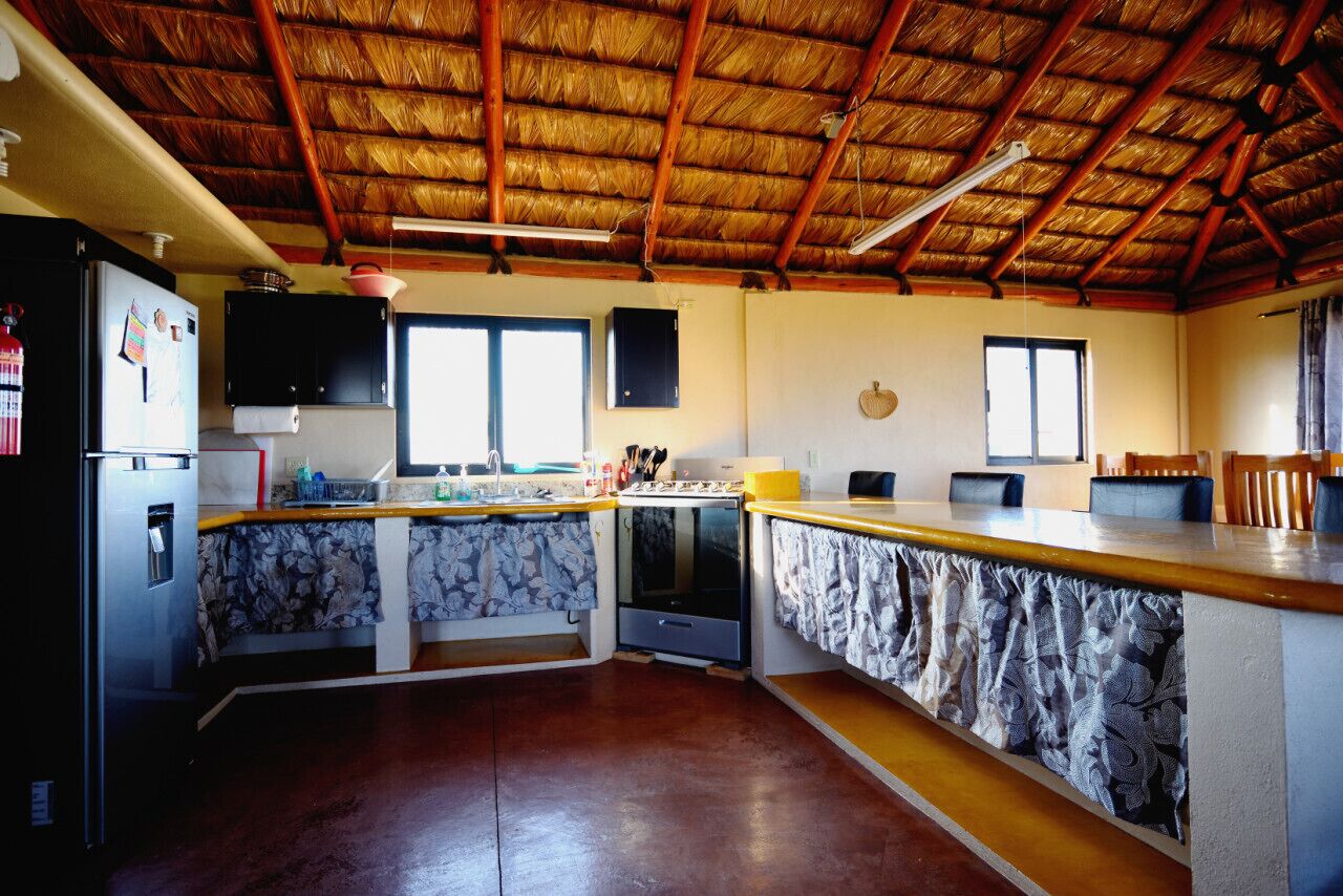 Jääkaappi, uuni, liesi, kahvin-/teenkeitin