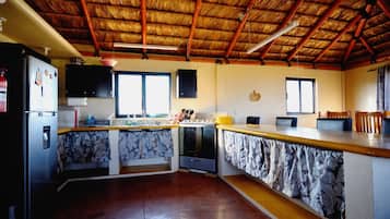 Kühlschrank, Ofen, Herdplatte, Wasserkocher mit Kaffee-/Teezubehör