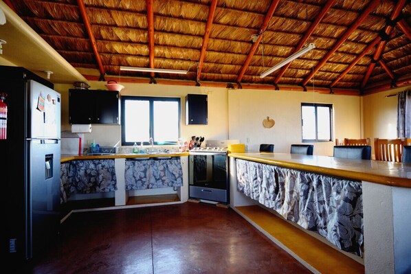 Frigorífico, horno, placa de cocina y cafetera o tetera