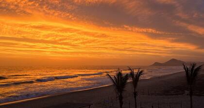 Cerritos Beach Palace Studio Gaia, Tranquil Beachfront Studio for swim or surf