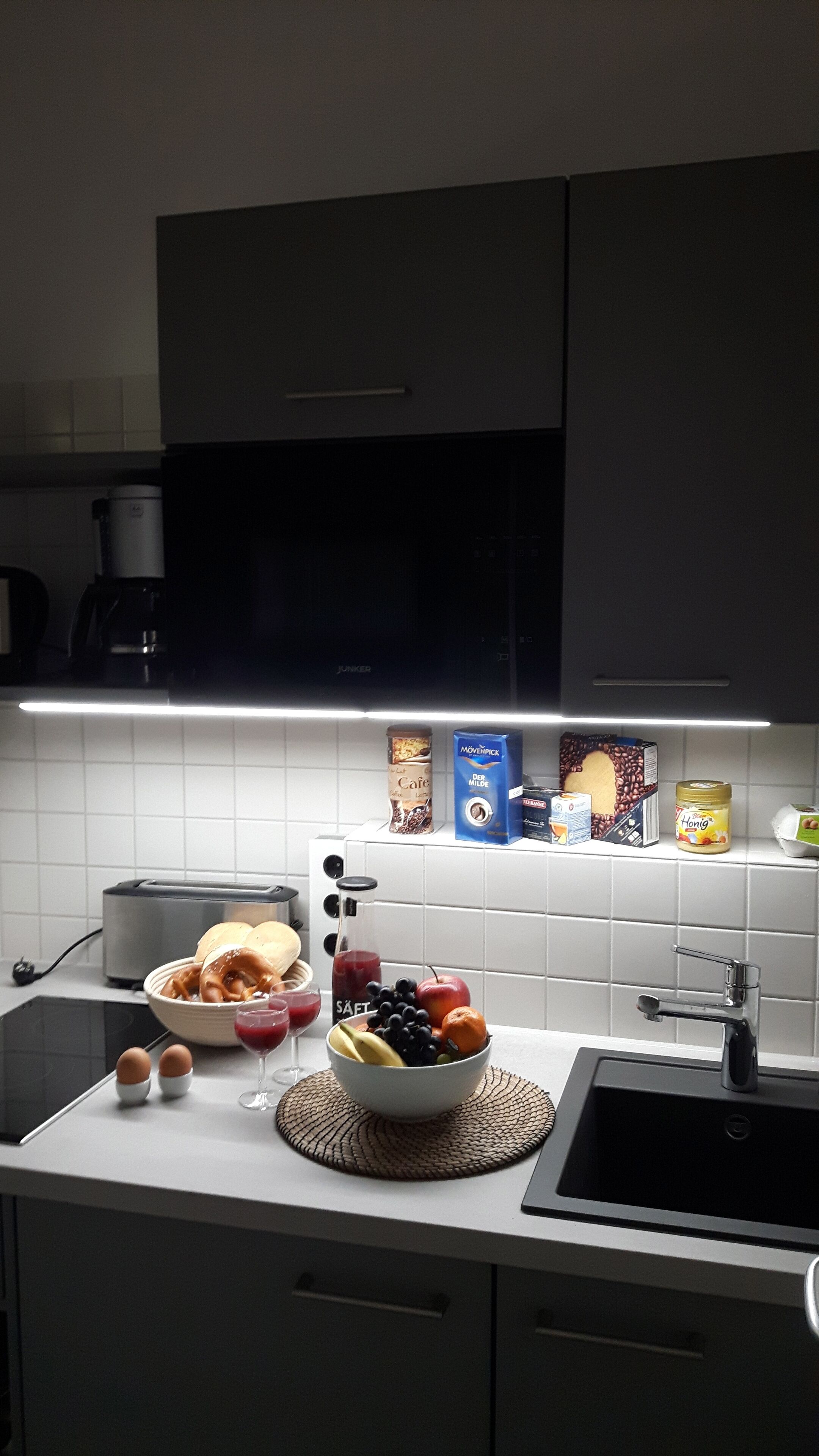 Cafetière/bouilloire, réfrigérateur, micro-ondes, plaque de cuisson