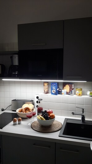 Kühlschrank, Mikrowelle, Herdplatte, Wasserkocher mit Kaffee-/Teezubehör