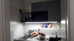 冷蔵庫、電子レンジ、コンロ、コーヒー / ティーメーカー