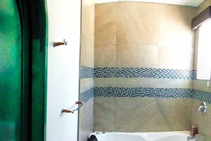 淋浴/盆浴组合、按摩浴缸、吹风机、毛巾