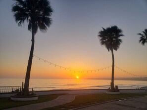 På stranden och solstolar