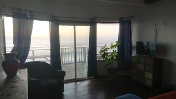 Smart TV, fireplace, video games, Netflix