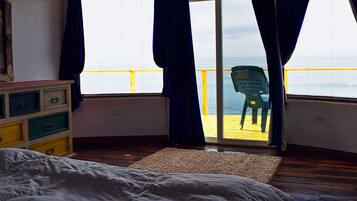 4 bedrooms, in-room safe, desk, iron/ironing board