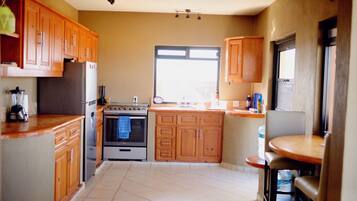 Kühlschrank, Ofen, Herdplatte, Wasserkocher mit Kaffee-/Teezubehör