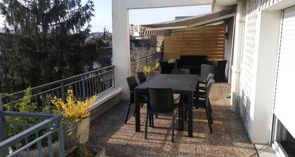 Cottage Good Friends DIJON downtown. 70 mÂČ, 6 people Large south terrace, parking.