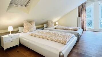 3 bedrooms, desk, iron/ironing board, WiFi